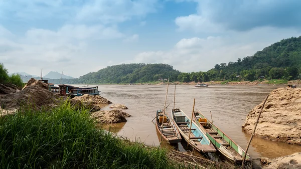 Nam şarkı nehir nehir Laos.Vang Vieng Landscape.Boats Park