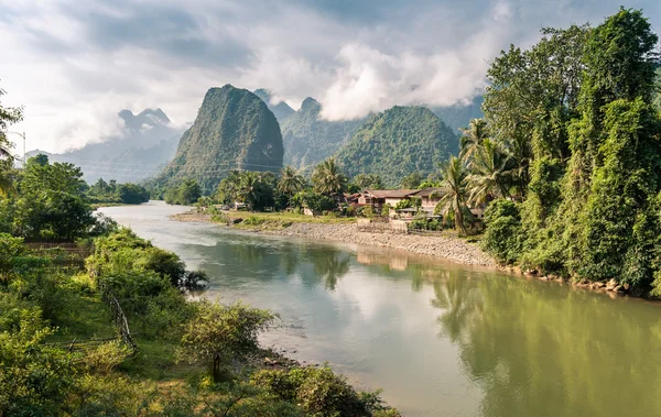 Nam şarkı nehir Vang Vieng, Laos, peyzaj