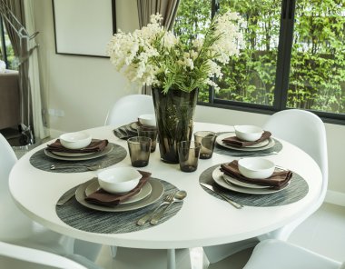 yemek masası ve yapay çiçek modern yemek odası