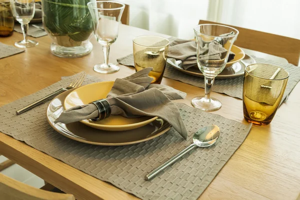 Vajilla de cerámica sobre la mesa — Foto de Stock