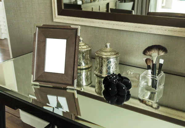 Concepto de belleza y maquillaje: marco de imagen, joyas y pinceles de maquillaje sobre una mesa — Foto de Stock