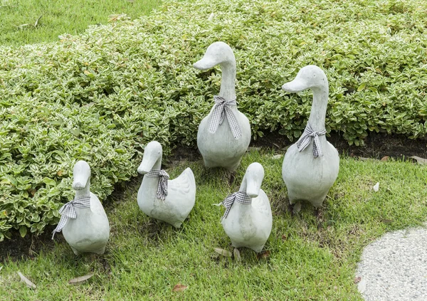 Kerámia kacsa dekoráció szobor a zöld fű (szelektív összpontosít) — Stock Fotó