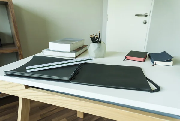 Mesa de trabajo con herramientas de medición, lápiz y libro en un hogar —  Fotos de Stock