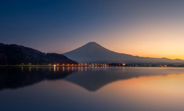 Fuji Dağı ve Gölü kawaguchi yansımasıdır gün batımında 