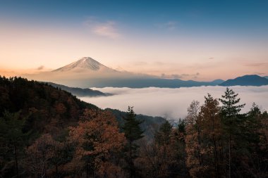 Bulutlar clear lake kawaguchi gökyüzünden enshrouded Fuji Dağı