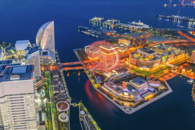 Yokohama Cityscape Minato Mirai waterfront bölgede hava gece görünümü.