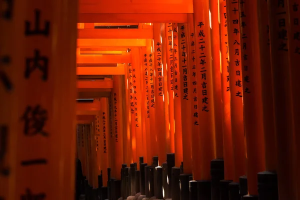 Torii gates på Fushimi Inari helgedom i Kyoto, Japan. — Stockfoto