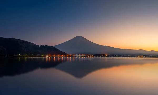 Reflet de la montagne Fuji et du lac kawaguchi au coucher du soleil — Photo