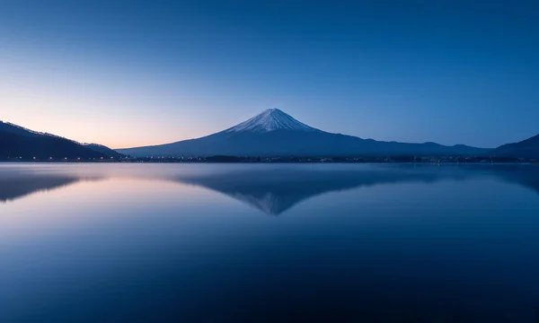 Hegyi Fuji hajnalban a nyugodt tó tükrözi — Stock Fotó
