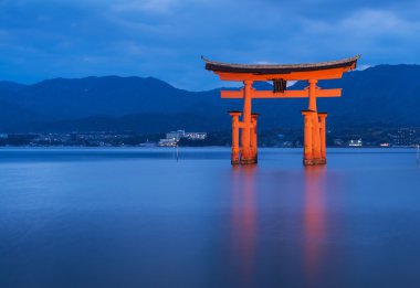 miyajima Adası büyük kayan kapı (o-yakın)