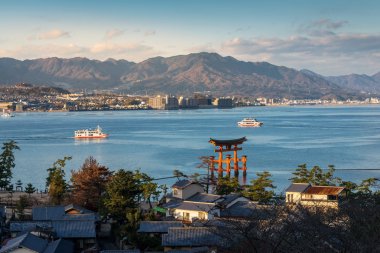 Yüksek açı görünümü büyük kayan kapı (O-yakın) Miyajima Island, Japonya