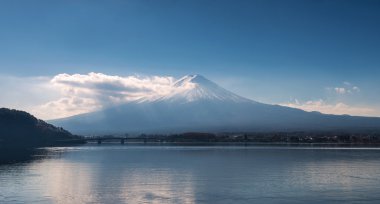 Göl kawaguchiko yansıması ile sabahın erken saatlerinde Fuji Dağı