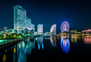 Yokohama Cityscape Minato Mirai waterfront bölge, gece görünümü.