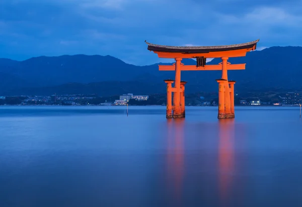 Grande portão flutuante (O-Torii) na ilha de Miyajima — Fotografia de Stock