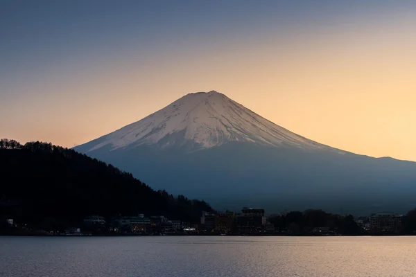 A hegyi Fuji és a naplementében lake kawaguchi — Stock Fotó