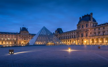 The large glass pyramid and the main courtyard