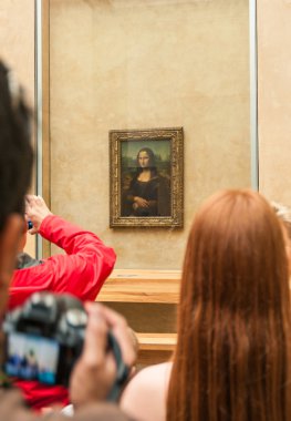 Ziyaretçiler Louvre Müzesi'nde Leonardo Davinci'nin 