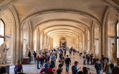 Louvre Müzesi içinde