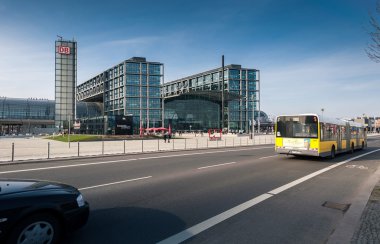Berlin Hauptbahnhof veya Berlin Merkez İstasyonu dış görünümü