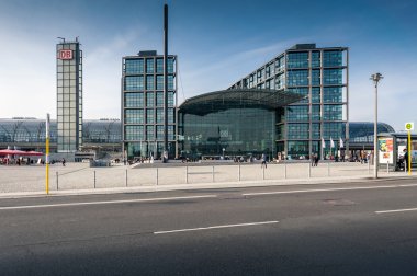 Berlin Hauptbahnhof veya Berlin Merkez İstasyonu dış görünümü