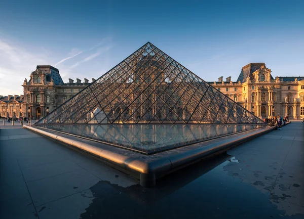 Louvre Múzeum naplementekor — Stock Fotó