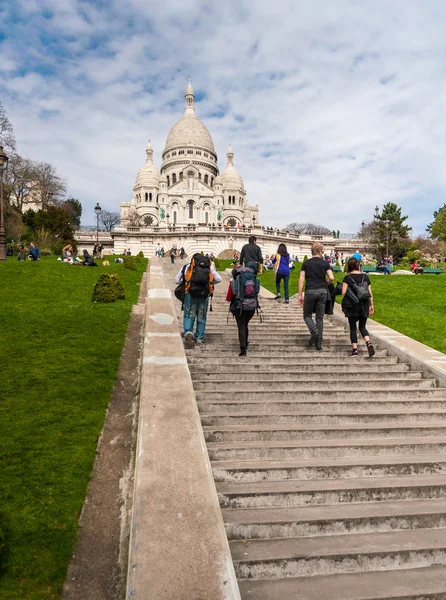 Procházka turistů na Montmartru u baziliky Sacre Coeur — Stock fotografie