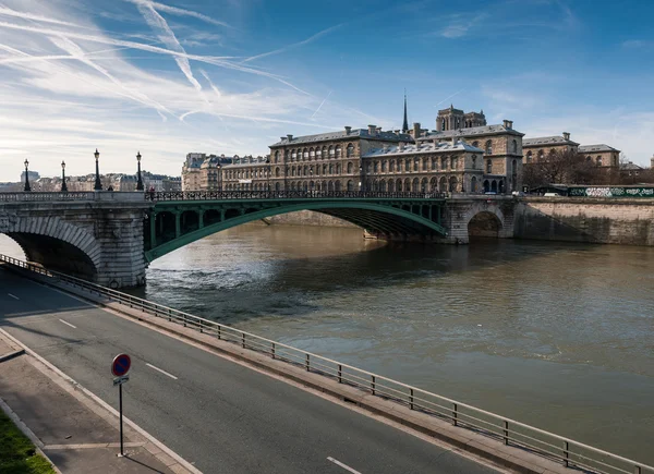 Rio Sena com pont notre dame em Paris — Fotografia de Stock