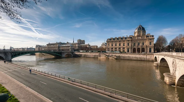 Niewodu rzeka z pont notre dame i pont au zmiany w Paryżu — Zdjęcie stockowe