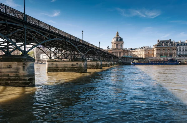 Pont des Arts nebo Passerelle des Arts je most pro pěší — Stock fotografie