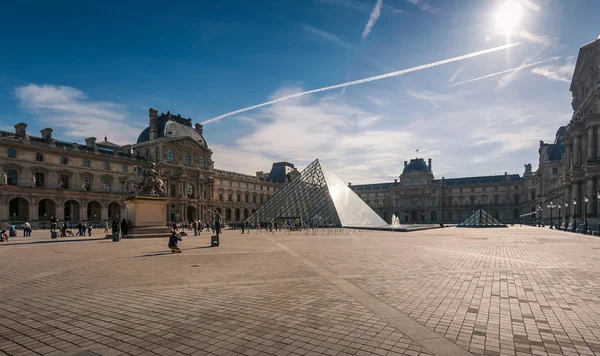 A turistákat a Louvre-ban központi belső udvarok — Stock Fotó