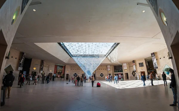 People inside the Louvre Museum — Stock Photo, Image