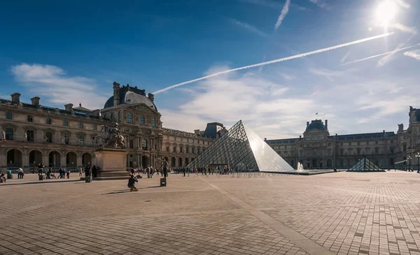 A turistákat a Louvre-ban központi belső udvarok — Stock Fotó