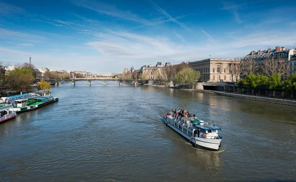 Paseo en barco por el río Sena en París, Francia —  Fotos de Stock