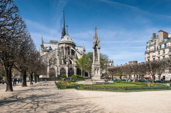 A Notre Dame katedrális a blue sky és clouds — Stock Fotó