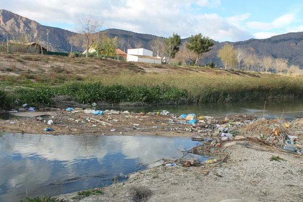 Bir sürü enkaz nehre