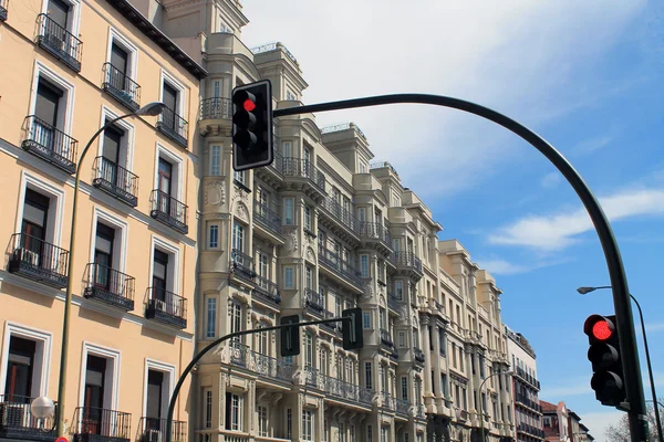 Trafik ışığı kırmızı renkte yanıyor