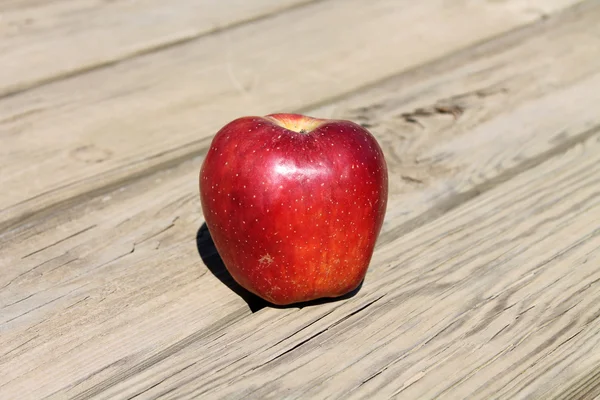Μεγάλο κόκκινο μήλο — Φωτογραφία Αρχείου