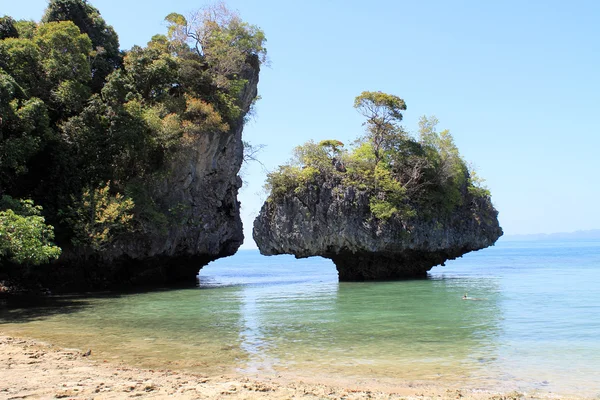 岩石和海。泰国 — 图库照片
