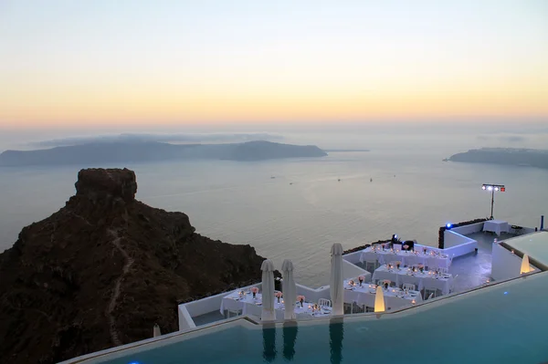 Havuz kenarında gün batımı ve dekore edilmiş masa