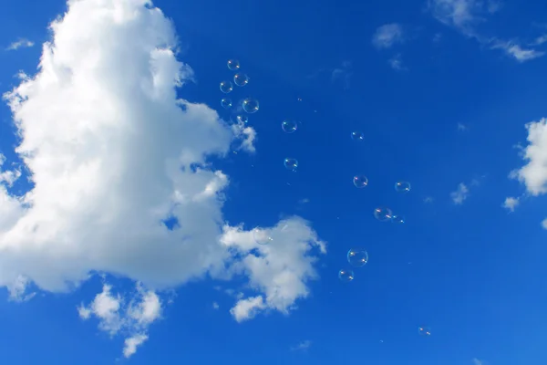 Bir bulut gökyüzünde ve sabun köpüğü
