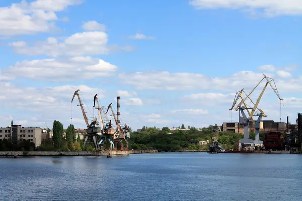 İnşaat vinçleri ve nehir