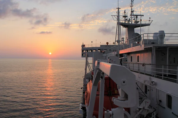 Deniz günbatımı ve tekne