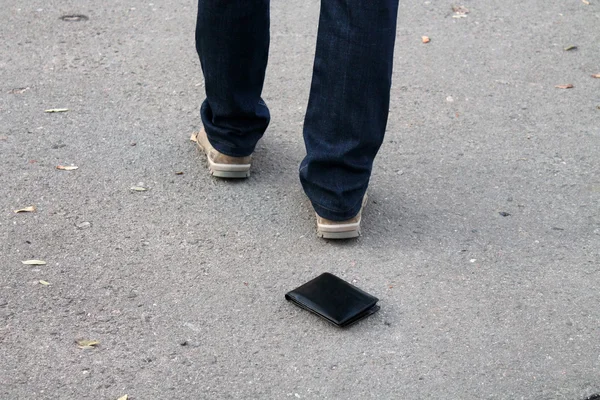 Kayıp cüzdan. Kaldırımda