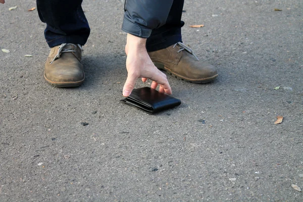 Kayıp cüzdan. Kaldırımda