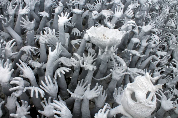 Tayland eller heykeli. ve beyaz tapınağın bir kafatası