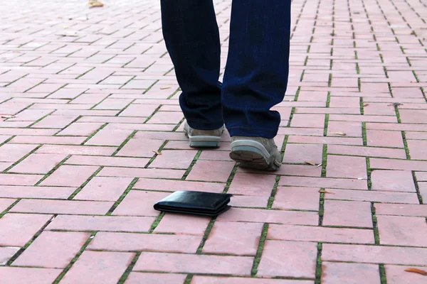 Kayıp cüzdan. sokakta