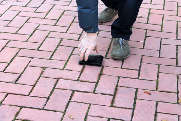 Kayıp cüzdan. sokakta