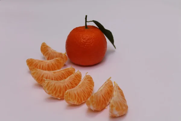 Fresh tangerine. and tangerine slices — Stock Photo, Image