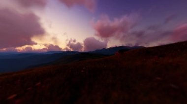 Dağ Sunrise, çim üzerinde uçan