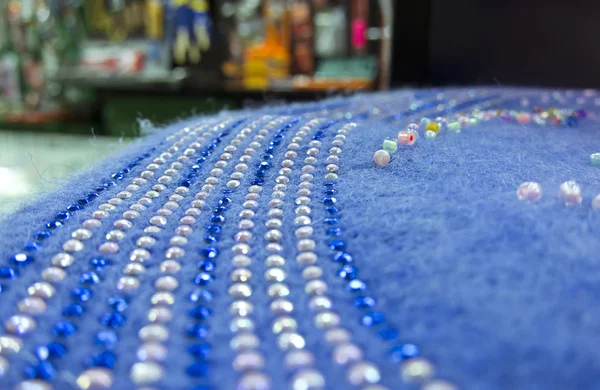 Yün kumaş mavi çizgili ile farklı şekiller çok renkli boncuk işlemeli